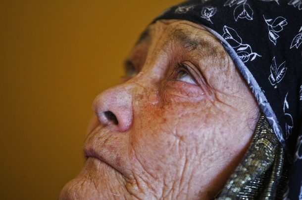 نابینایی و انواع بیماری های چشم، مشکلی ست که کهنسالان و جوانان هزاره را تهدید می کند.