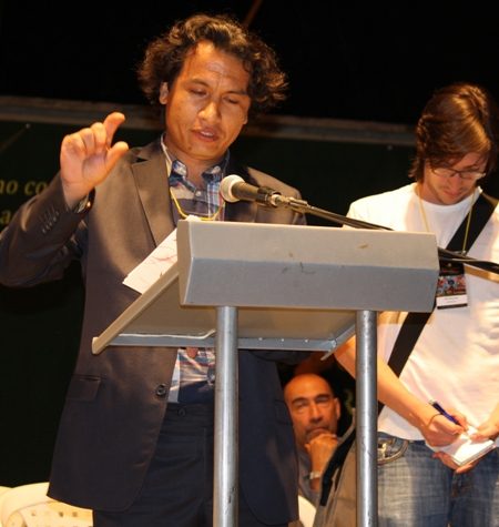 شعرخوانی کامران میرهزار در افتتاحیه فستیوال بین المللی شعر مدجین کلمبیا