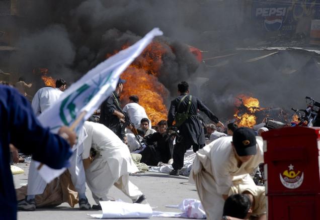 Tension abounds in Pakistani city as Shiites bury bombing victims