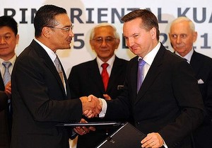 Immigration minister Chris Bowen (right) with Malaysia's home affairs minister Hishammuddin Hussein.